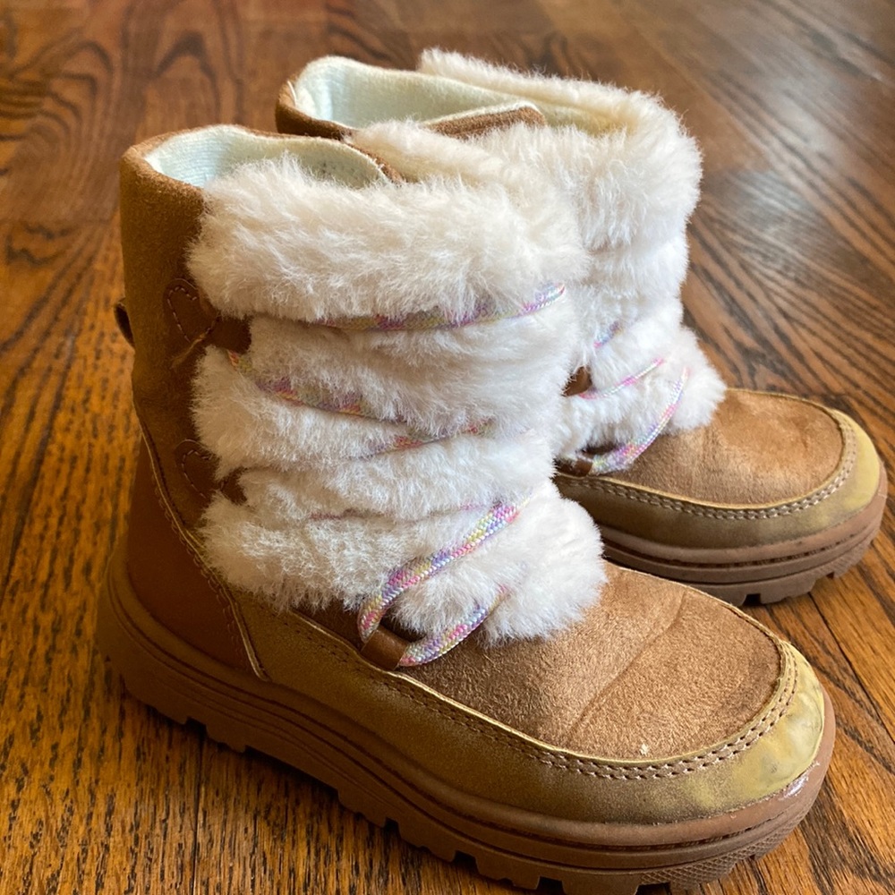 Carter’s faux fur boots with rainbow laces. Size 9. Great condition!